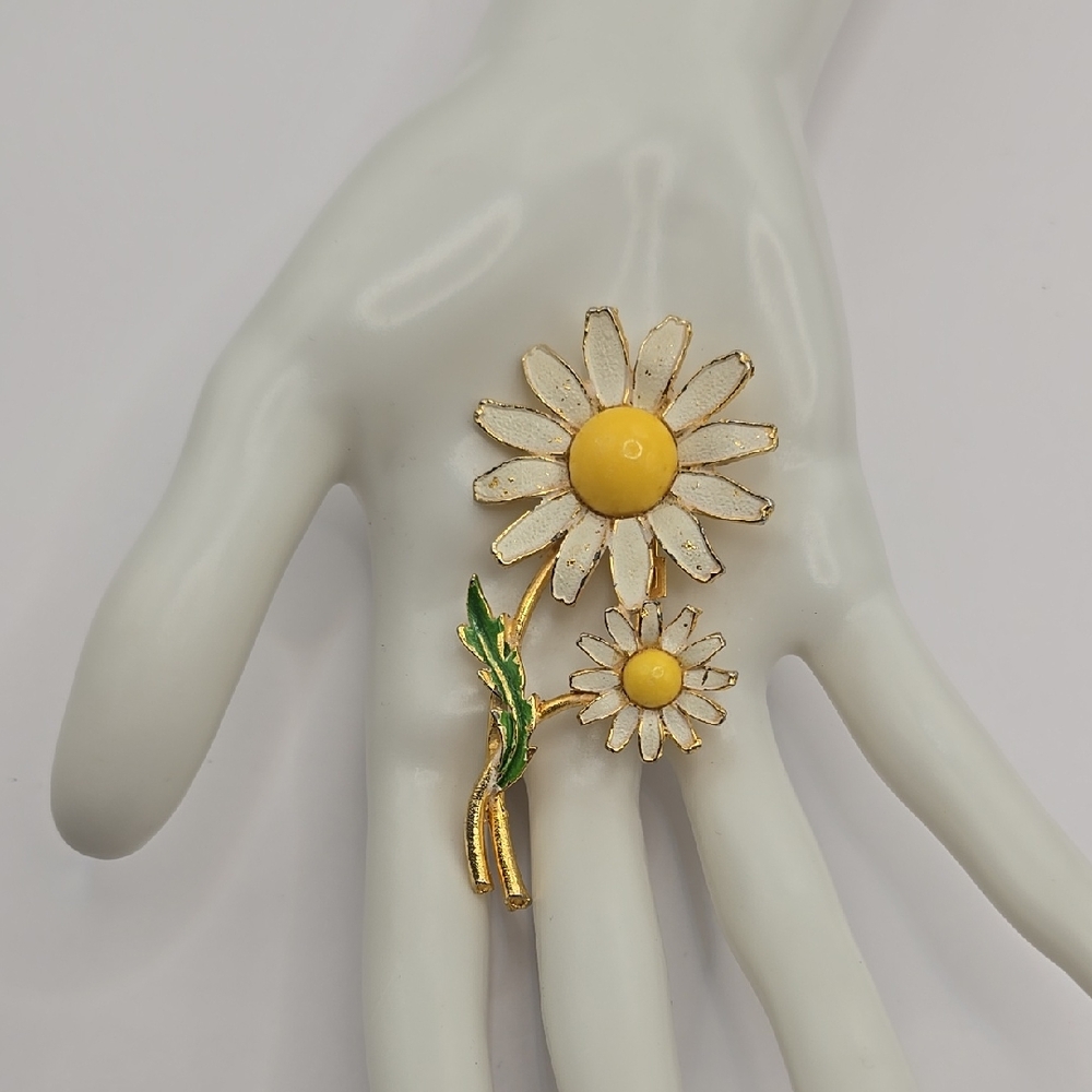 Vintage Weiss Double Daisy Enamel Brooch